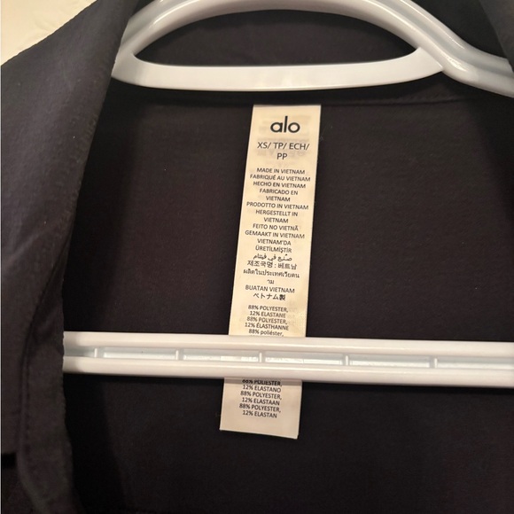 ALO Yoga Women's Black button Down shirt - Picture 5 of 6